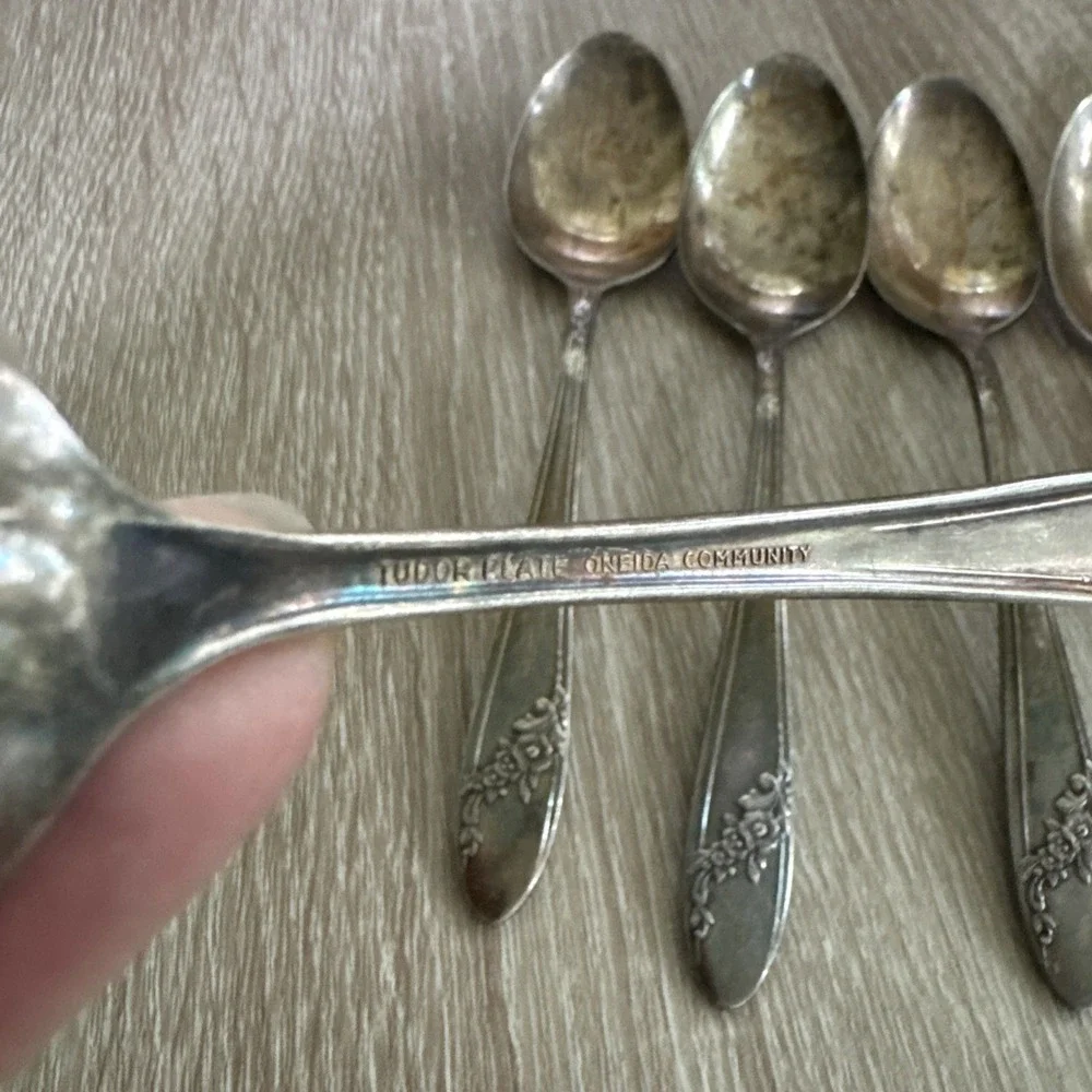 VTG 1946 Oneida Community Tudor Plate Queen Bess II Teaspoons 5 Set Silverplate